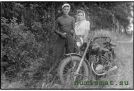 Краснокамский район, село Мысы. Молодая пара с мотоциклом.